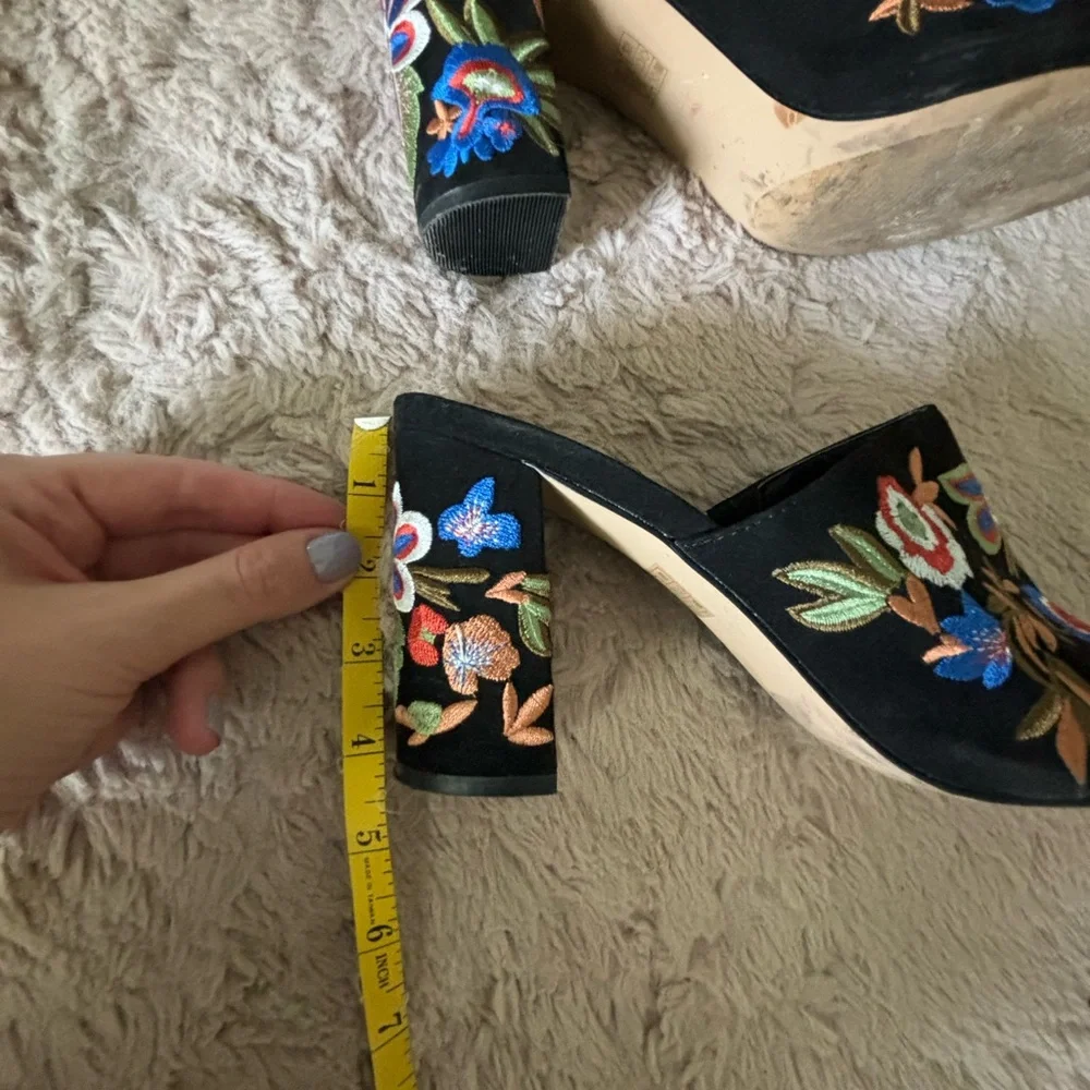 Also open toe embroidered pumps - Picture 4 of 6